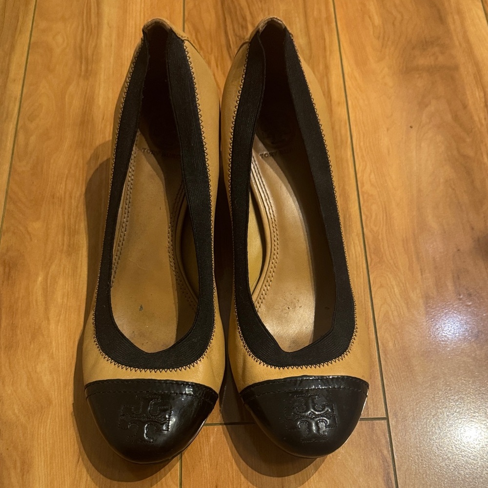 Tory Burch Two-Tone Ballet Flats in Tan and Black